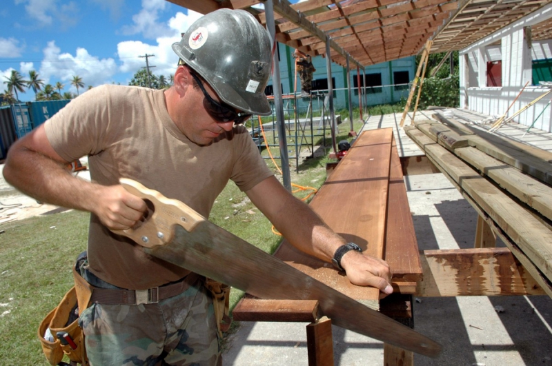 menuisier-ST RAPHAEL-min_worker_construction_building_carpenter_male_job_build_helmet-893290